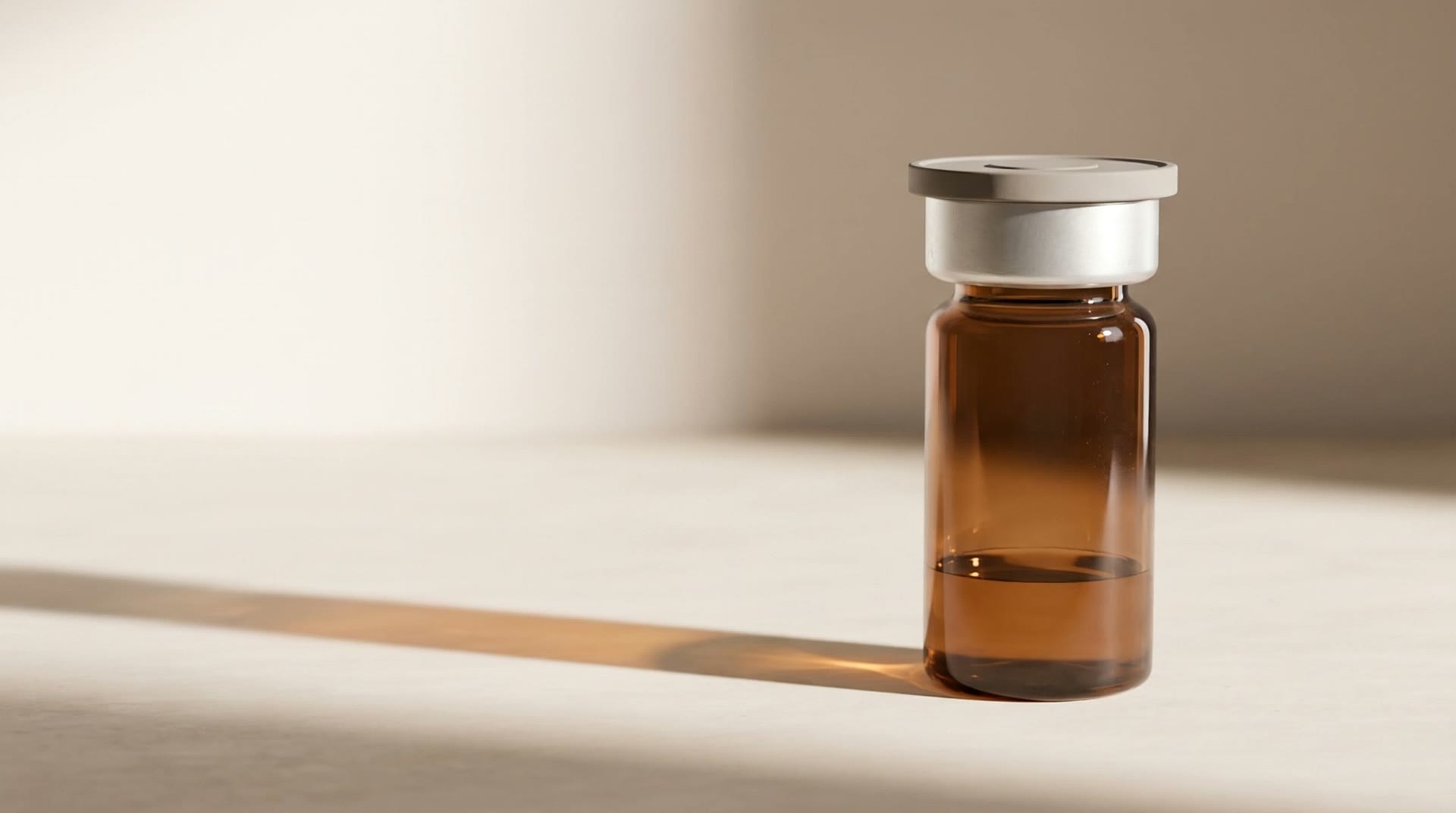 Vial de vidrio ámbar sobre piedra crema